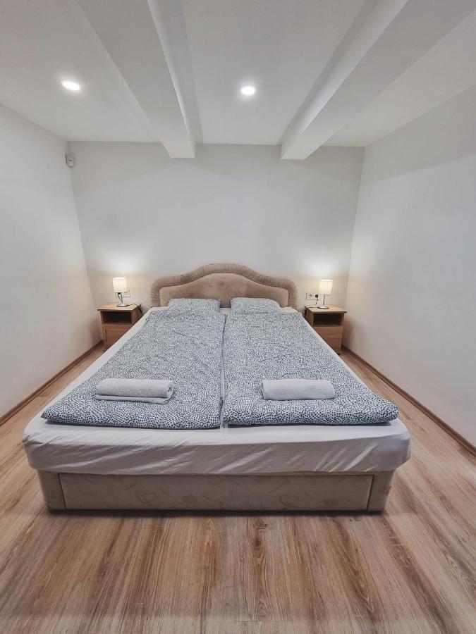 Gyongy Apartmanhazak Apartment Gyongyos ภายนอก รูปภาพ